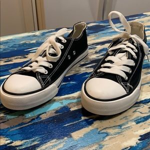 NWOT Fashion black/white lace up sneakers size 6